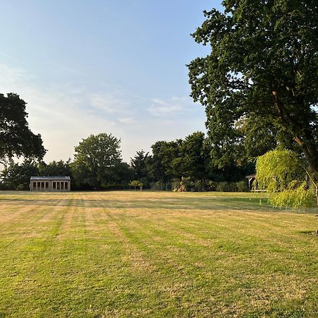 Stay At 'The Elms' In Tranquil Church Norton, Selsey - Ground Floor Bedroom, Own Private Bathroom, Quiet Beach, 2 Acre Garden By The Sea, On Edge Of Wildlife Nature Reserve Exteriör bild