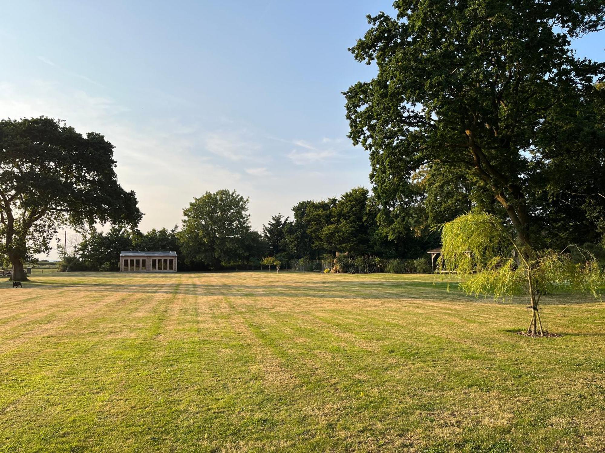 Stay At 'The Elms' In Tranquil Church Norton, Selsey - Ground Floor Bedroom, Own Private Bathroom, Quiet Beach, 2 Acre Garden By The Sea, On Edge Of Wildlife Nature Reserve Exteriör bild