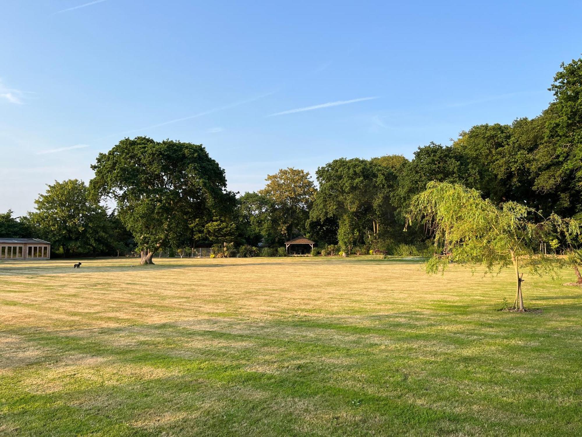 Stay At 'The Elms' In Tranquil Church Norton, Selsey - Ground Floor Bedroom, Own Private Bathroom, Quiet Beach, 2 Acre Garden By The Sea, On Edge Of Wildlife Nature Reserve Exteriör bild